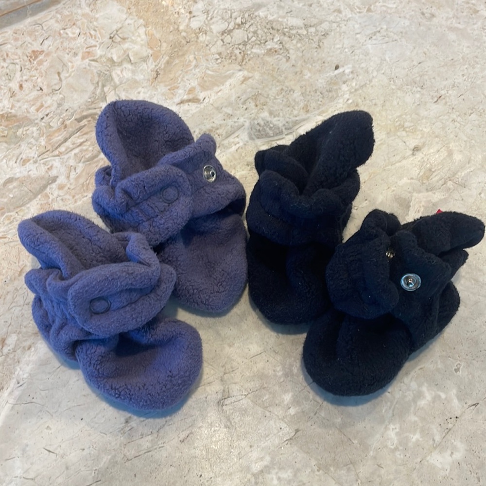 Two pairs Zutano fleece baby booties, size 3m. Great condition.